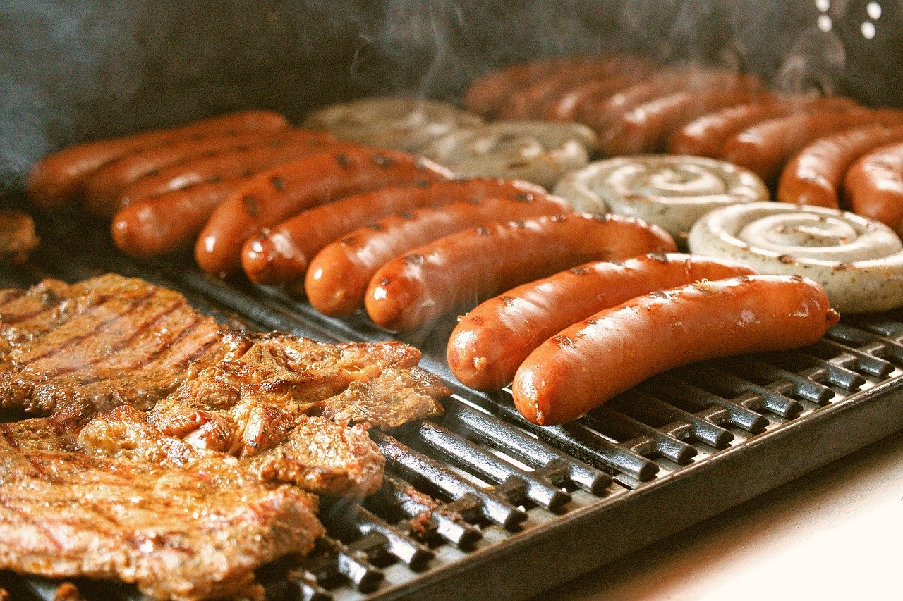 Nadměrná konzumace červeného masa a masných výrobků patří mezi rizikové faktory pro vznik kolorektálního karcinomu. Ilustrační obrázek: Alex Fox (pixabay.com)